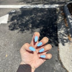 V Nail Bar - Blue nails