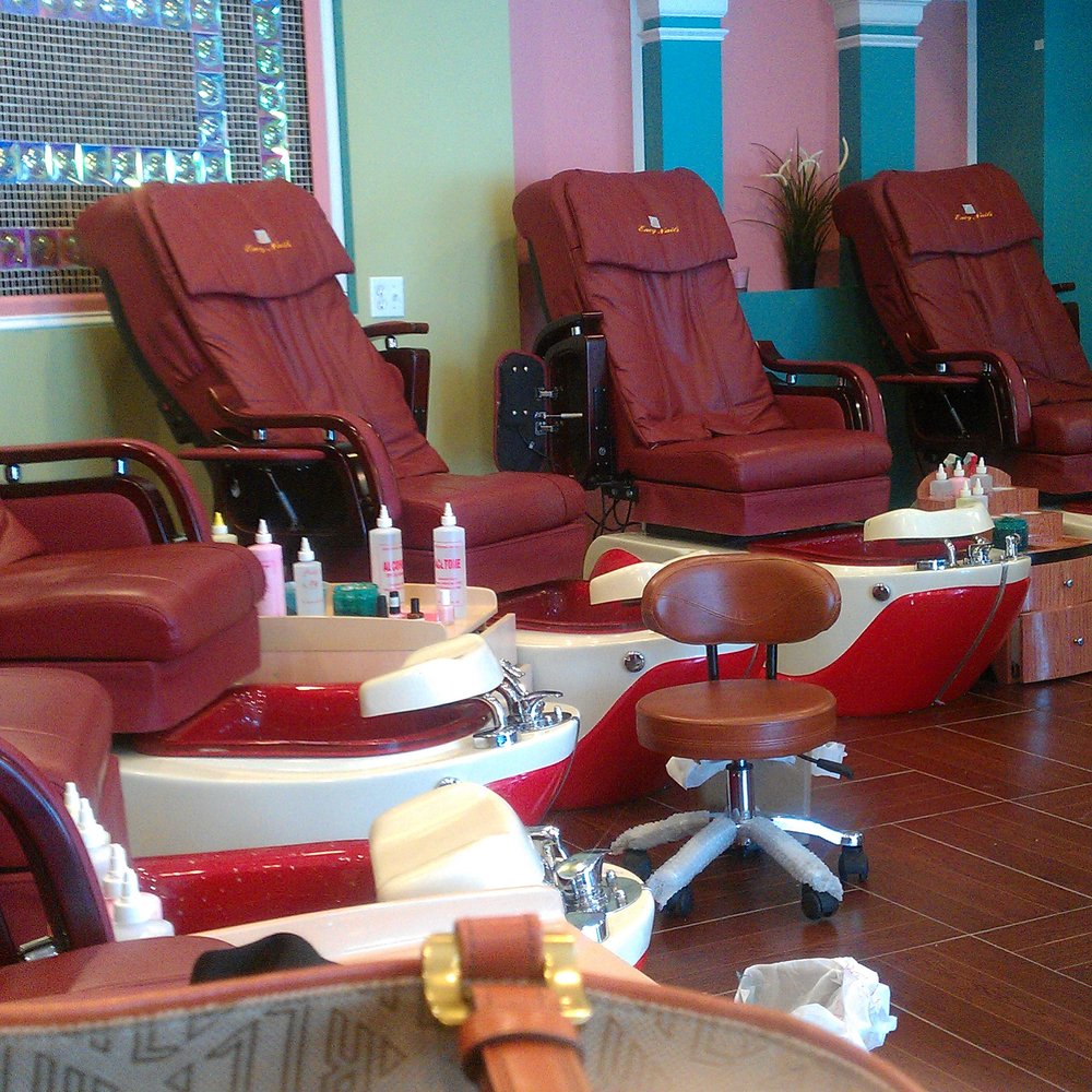 1402 Revo Nails - pedicure area, was clean for the most part and the massage feature actually works! - Nail Salons Near Me - Washington, DC, District of Columbia