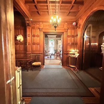 Craigdarroch Castle - Grand entrances - Museums Near Me - Victoria, British Columbia Craigdarroch Castle - Grand entrances - Museums Near Me - Victoria, British Columbia