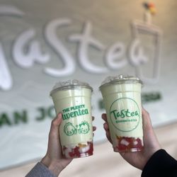 Tastea - Avocado smoothie with rainbow jelly