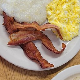 Grits eggs and crisp bacon