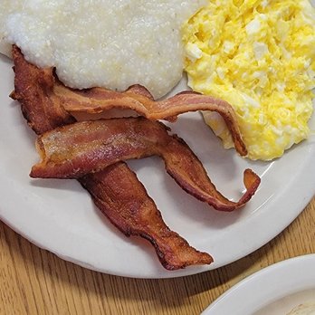 Strawn's Eat Shop Also - Grits eggs and crisp bacon - American Near Me - Bossier City, Louisiana
