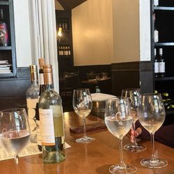 Crú - A Wine Bar - Sample white flight - All great!