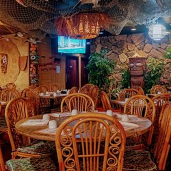 Tong's Tiki Hut - Dining room.