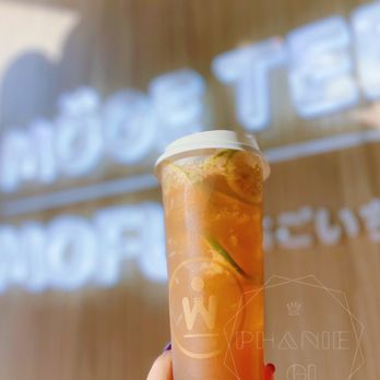 Moge Tee - a hand holding a cup of iced tea - Bubble Tea Near Me - Scarborough, Ontario