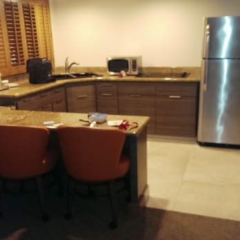 Humphreys Half Moon Inn - Kitchen with a full sized fridge/freezer, microwave, stove, sink, etc. - San Diego, CA