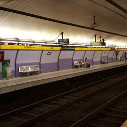 Urquinaona - Platform at Urquinaona Station