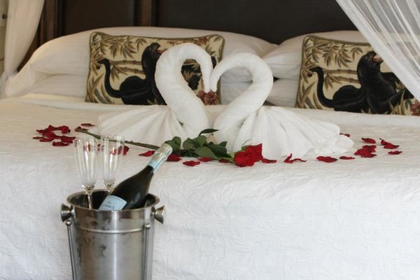 The Guesthouses at Southernmost Beach Resort – Avalon Bed and Breakfast - RECENTLY RESTORED by null