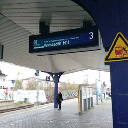 S-Bahnhof Offenbach Main Ost - Nolens volens bin ich hier in eine Bahn mit dem Fahrziel Wiesbaden gestiegen