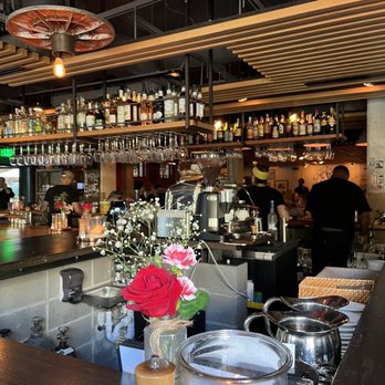 Forza Storico - a candle and a vase of flowers - Italian Near Me - Atlanta, Georgia