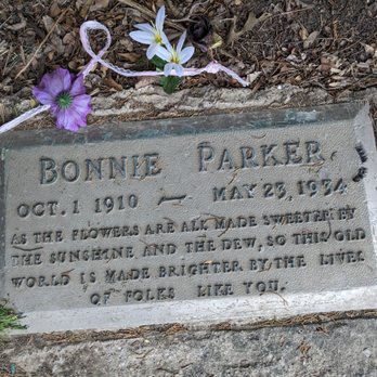 Crown Hill Memorial Park - Bonnie Parker's Grave, Crown Hill Memorial Park, Dallas - Funeral Services & Cemeteries Near Me - Dallas, Texas Crown Hill Memorial Park - Bonnie Parker's Grave, Crown Hill Memorial Park, Dallas - Funeral Services & Cemeteries Near Me - Dallas, Texas