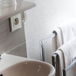 Le Chatel - Salle de bain en chambre standard
