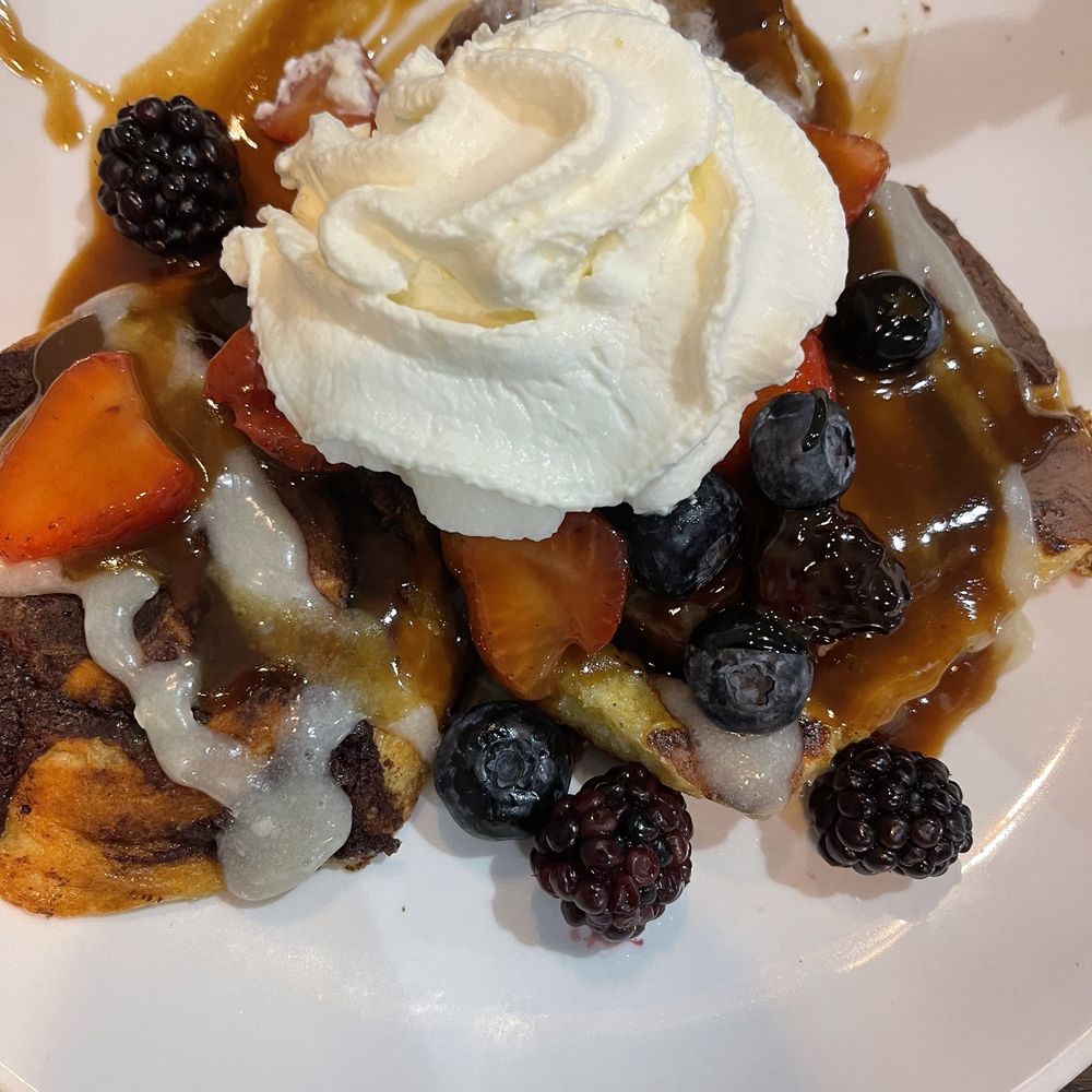 Another Broken Egg Cafe - Cinnamon Roll French Toast - American Near Me - Williamsburg, Virginia Another Broken Egg Cafe - Cinnamon Roll French Toast - American Near Me - Williamsburg, Virginia