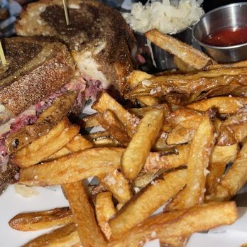 The Hunt Room - Classic Reuben - Cocktail Bars Near Me - Virginia Beach, Virginia The Hunt Room - Classic Reuben - Cocktail Bars Near Me - Virginia Beach, Virginia