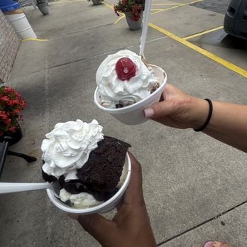 White Cottage - the first time when the brownie was full and soft - Ice Cream & Frozen Yogurt Near Me - Belleville, Illinois White Cottage - the first time when the brownie was full and soft - Ice Cream & Frozen Yogurt Near Me - Belleville, Illinois