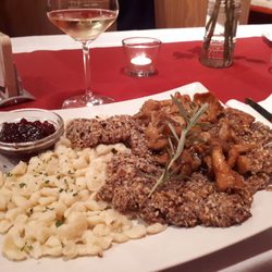 artfarm - Hirschschnitzel mit Nusspanade, Spätzle, Pilzen