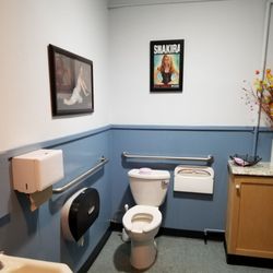 Madison Taproom - Clean bathroom