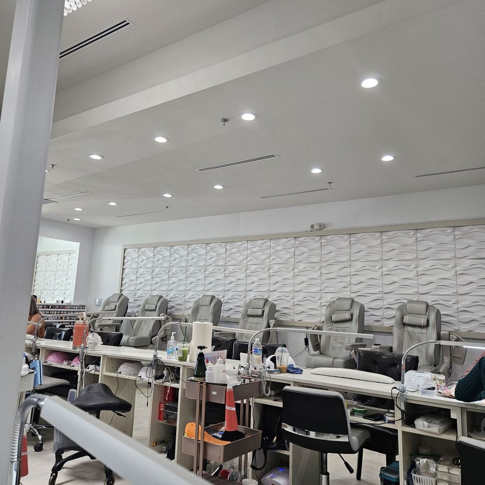 Skye Nail Lounge - Pedi Area 2 with the mani stations all in the middle. - Nail Salons Near Me - Las Vegas, Nevada