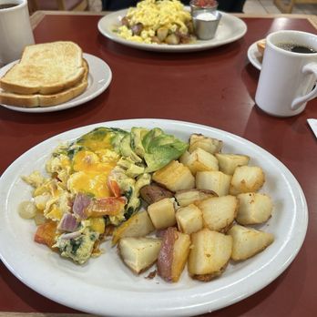 Redwood Cafe - New American Near Me - Cambria, California