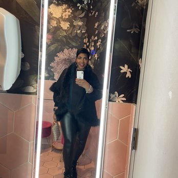 Novelty House - Selfie mirror - Cocktail Bars Near Me - Charlotte, North Carolina Novelty House - Selfie mirror - Cocktail Bars Near Me - Charlotte, North Carolina