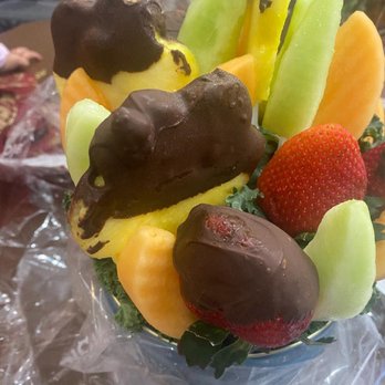Edible Arrangements - a fruit arrangement in a glass vase - Gift Shops Near Me - Chicago, Illinois