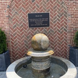 Front Porch Coffeehouse - Peaceful fountain!