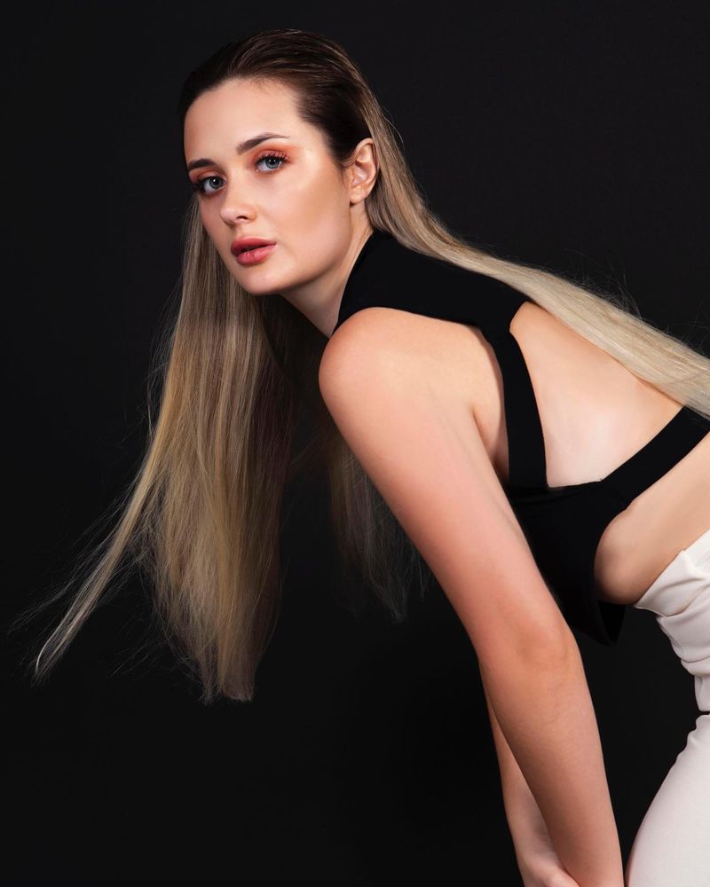 Liliia Maynosh Mua Logo
