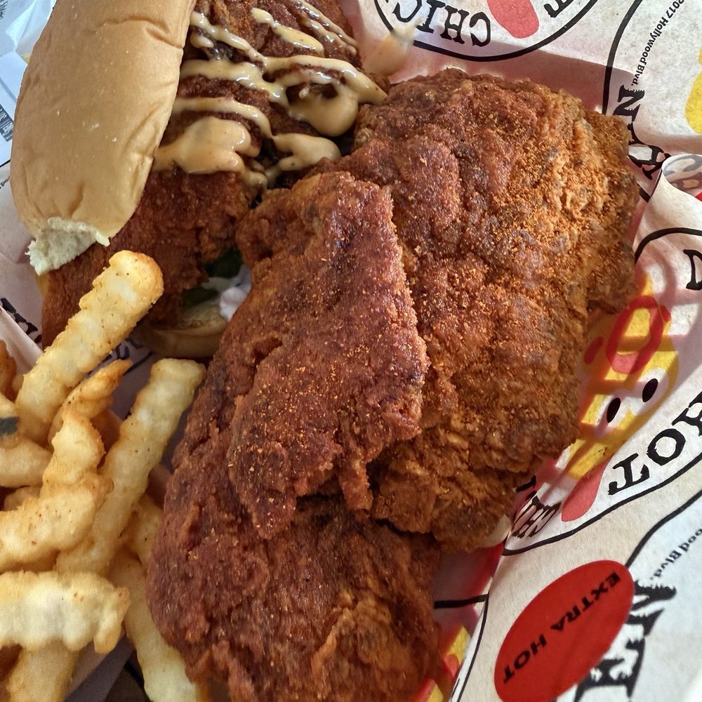 Dave's Hot Chicken - Slider and tender combo! - Chicken Shop Near Me - Kissimmee, Florida Dave's Hot Chicken - Slider and tender combo! - Chicken Shop Near Me - Kissimmee, Florida