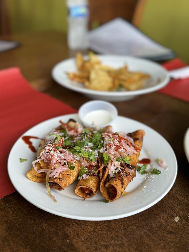 La Macarena Pupuseria & Latin Cafe
