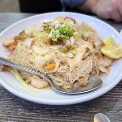 Inihaw Avenue Filipino Kitchen - Pancit Bihon