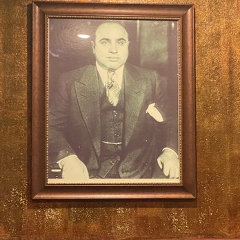 Capone's Dinner & Show - Dining decorations - American Near Me - Orlando, Florida