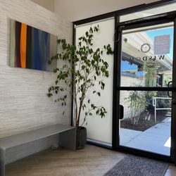 Wisdom Oral Surgery & Dental Implants - Waiting area