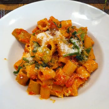 Riso Amaro - Copieux plat de pâtes au fond d'artichaut, tomates, fèves, épinards et ricotta - Italian Near Me - Lyon, 69