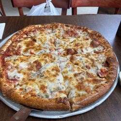 Rocco's Pizza - An xl xcheese, mushroom and tomato pizza.