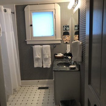 The Nestle Inn - Bathroom - Hotels Near Me - Indianapolis, Indiana