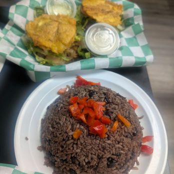 D'Cache Latin Cafe - Cubaritos con Lechon Congris - Latin American Near Me - Berwyn, Illinois D'Cache Latin Cafe - Cubaritos con Lechon Congris - Latin American Near Me - Berwyn, Illinois