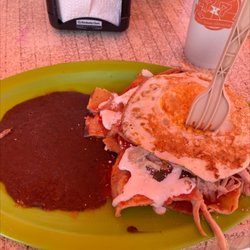 7x7 Jugos, Tacos y Licuados - Chilaquiles con huevo y pollo