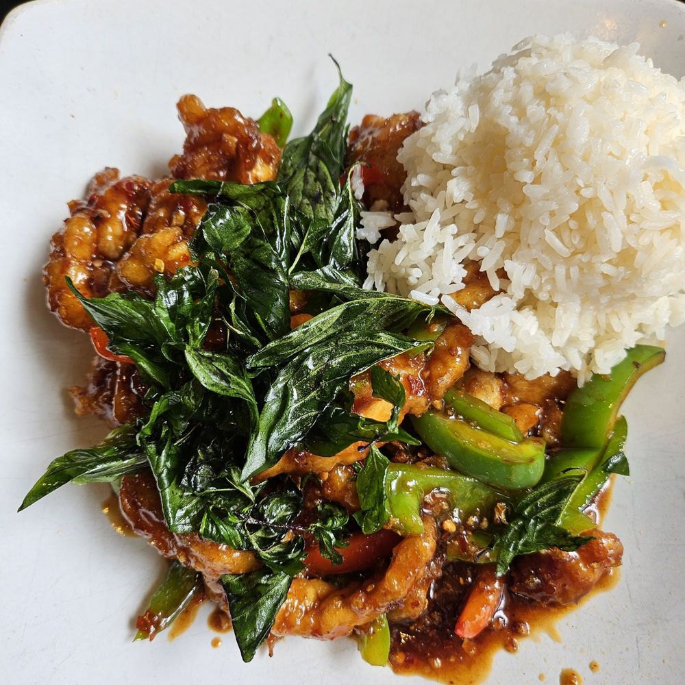 Crispy chicken with basil Crispy chicken with basil
