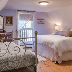 Woodbridge Inn - Bear mountain room with King bed and twin day bed