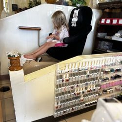 US Nail - Children's chair for pedicures.