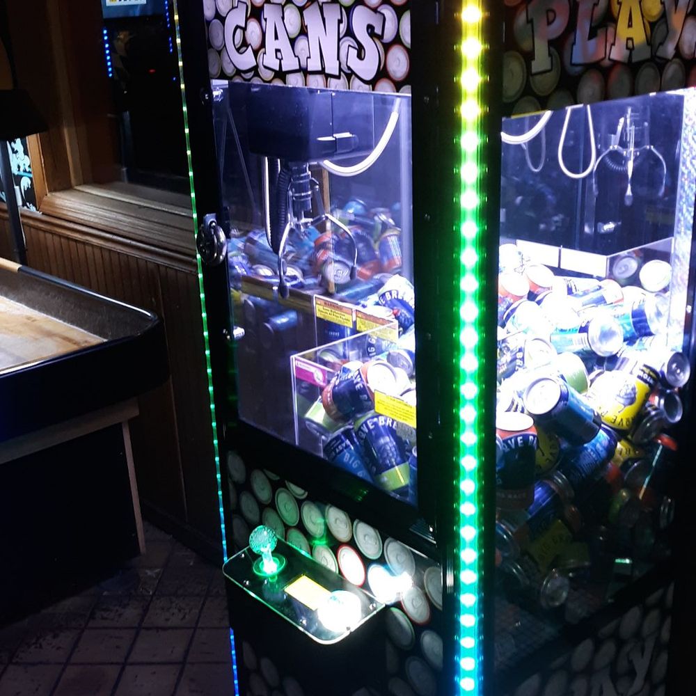 Can claw machine: grab a can and you get a free beer at the table, how cool. Can claw machine: grab a can and you get a free beer at the table, how cool.