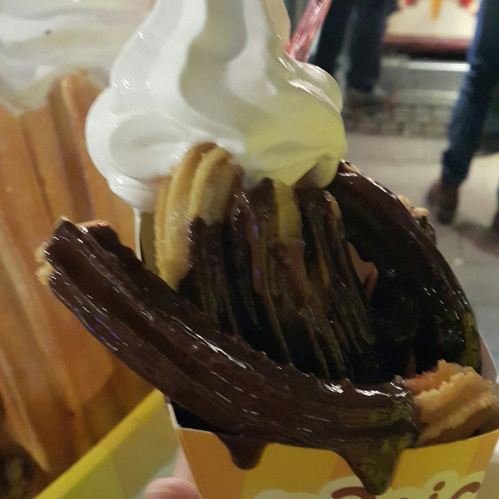 Gelato Rajissimo - Vanilla soft serve on churros with dark chocolate sauce - Ice Cream & Frozen Yogurt Near Me - København K, 84