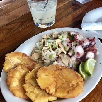 La Cueva del Mar - Ensalada de pulpo y carrucho con tostones de pana - Puerto Rican Near Me - San Juan, Puerto Rico La Cueva del Mar - Ensalada de pulpo y carrucho con tostones de pana - Puerto Rican Near Me - San Juan, Puerto Rico