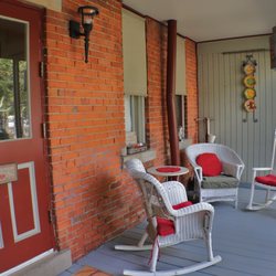 50 Lincoln Short North Bed and Breakfast - Relax on the screened porch.