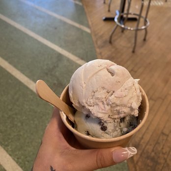 Logan Vegan - White chocolate peppermint and mint chocolate chip ice cream - Vegan Near Me - Chicago, Illinois Logan Vegan - White chocolate peppermint and mint chocolate chip ice cream - Vegan Near Me - Chicago, Illinois