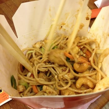 Wok to Walk - Whole wheat noodles with cashew, tofu and chicken in peanut sauce. Good and filling. - Fast Food Near Me - Barcelona, B
