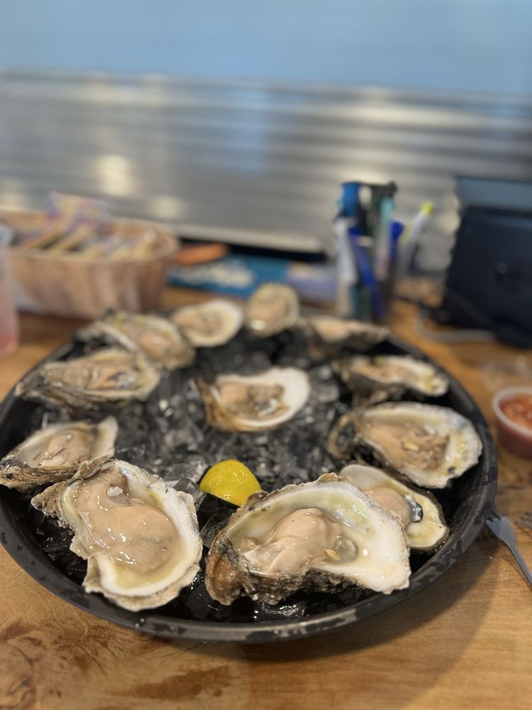 Salty Pearl Raw Bar Logo