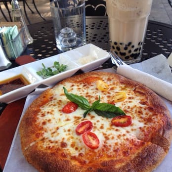 Urth Caffé-Pasadena - Small Margarita pizza with an Earl Grey blended boba is a nice light lunch - Cafes Near Me - Pasadena, California