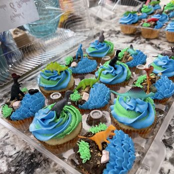 Crystals Cupcakes and Rouleau - Vanilla cupcakes - Custom Cakes Near Me Crystals Cupcakes and Rouleau - Vanilla cupcakes - Custom Cakes Near Me