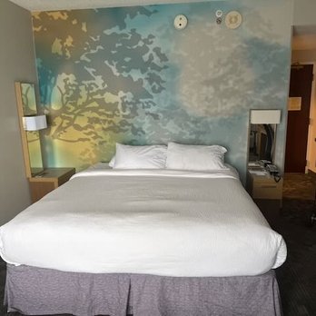 Courtyard by Marriott Cincinnati Covington - comfy kingsize bed and relaxing room decor - Hotels Near Me - Covington, Kentucky Courtyard by Marriott Cincinnati Covington - comfy kingsize bed and relaxing room decor - Hotels Near Me - Covington, Kentucky